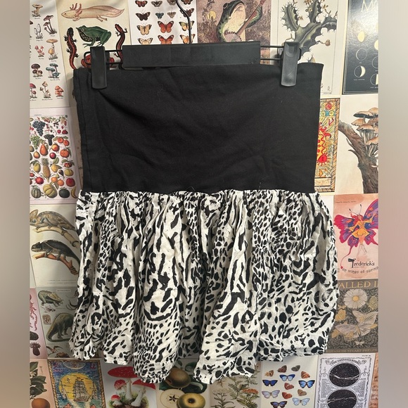 Black and white skirt. Can be folded or high waist. H&M size 8. Good condition - Picture 2 of 4